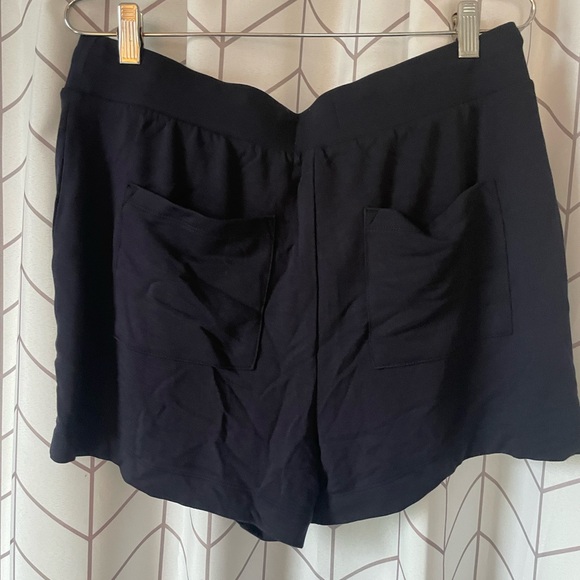 NWT Women's Lou & Grey Signature Soft Navy Blue Shorts - Picture 2 of 3